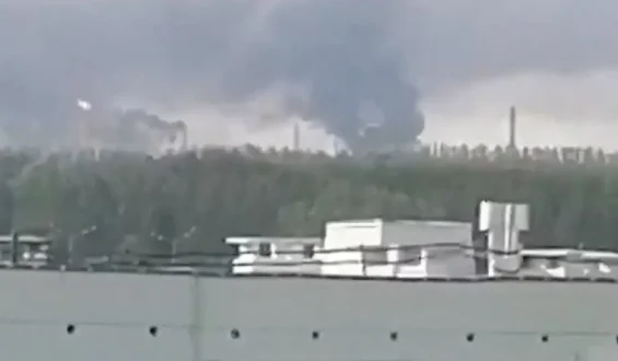 Ukraine greift russische Ölraffinerie an: Tote und Verletzte