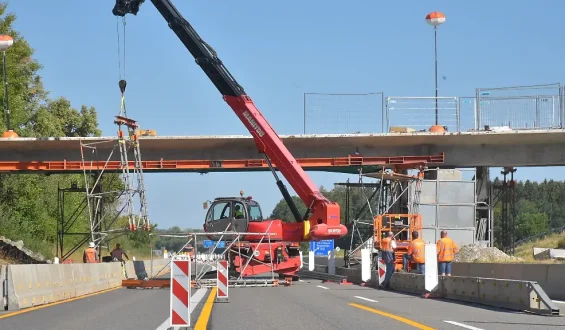 Stahlträger stürzt auf A81: Verkehrsstörungen und Verletzter