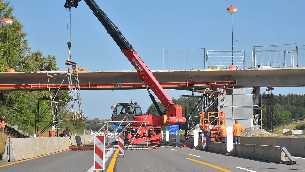 Stahlträger stürzt auf A81: Verkehrsstörungen und Verletzter