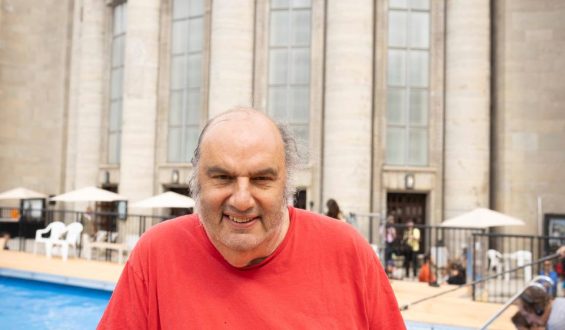 Berliner Volksbühne: Schwimmbad Öffnung und Kontroverse