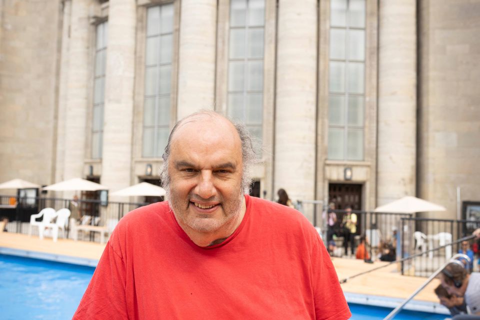 Berliner Volksbühne: Schwimmbad Öffnung und Kontroverse