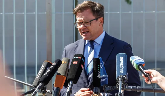 Kontroverse um Flussvertiefungen: Umweltminister Schneider gegen Verkehrsminister Bilger