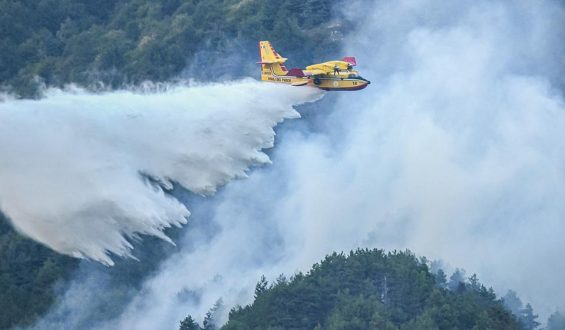 Feuer unter Kontrolle: Einsatzkräfte nutzen Wasser aus dem Gardasee