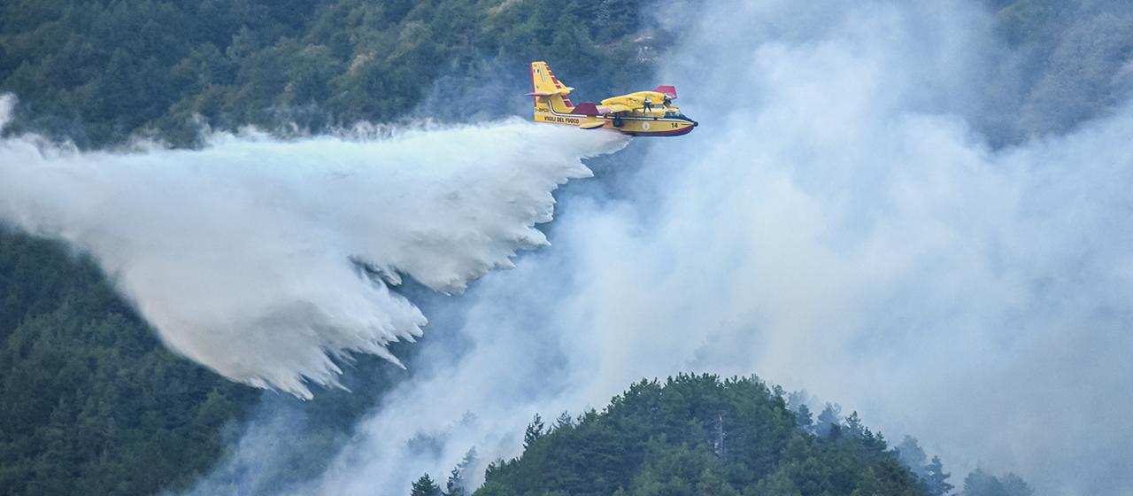 Feuer unter Kontrolle: Einsatzkräfte nutzen Wasser aus dem Gardasee