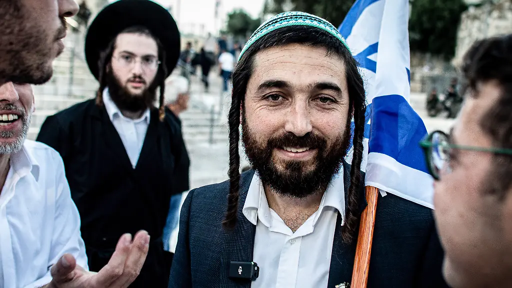 Ein israelischer Politiker zerstört Denkmal in Palästina