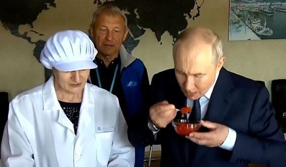 Russisches Marinemanöver und ukrainischer Angriff: Unterschiedliche Szenen