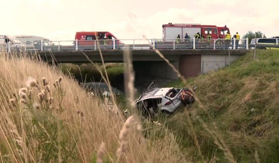 Schwerer Unfall auf der A20: Diplomatenfahrzeug von Fahrbahn abgekommen