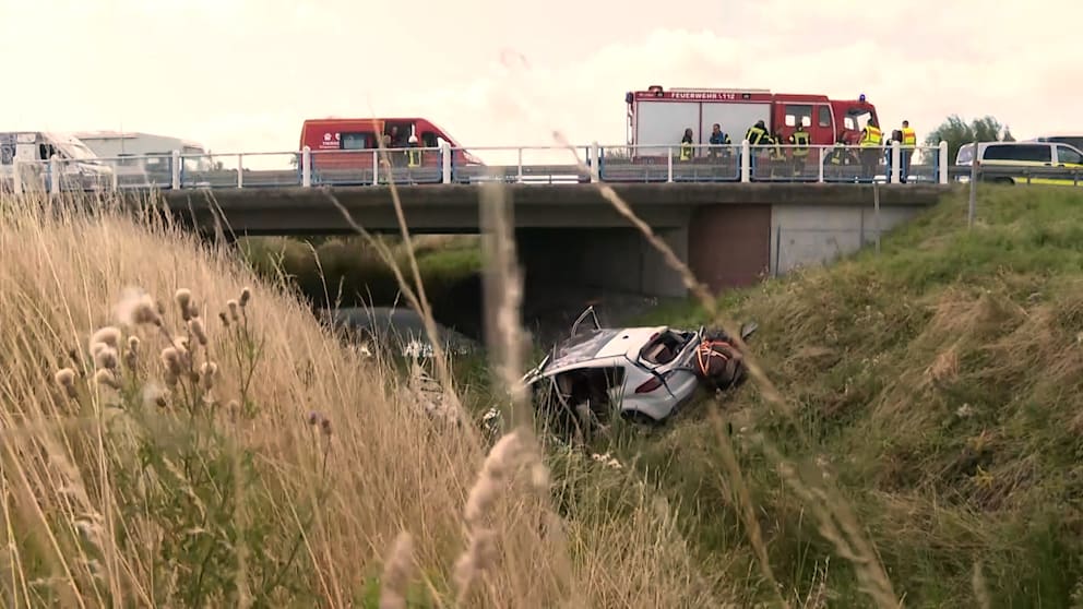 Schwerer Unfall auf der A20: Diplomatenfahrzeug von Fahrbahn abgekommen