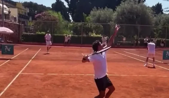 Roger Federer spielt Tennis mit Bernard Arnault