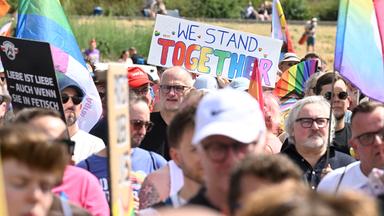 Tausende demonstrieren in Köln für die queere Gemeinschaft