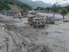 Rettungsarbeiten nach Flut in Nepal und China durch Schlammmassen erschwert