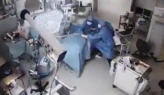 Ärzte schützen Patienten während Erdbeben in Japan