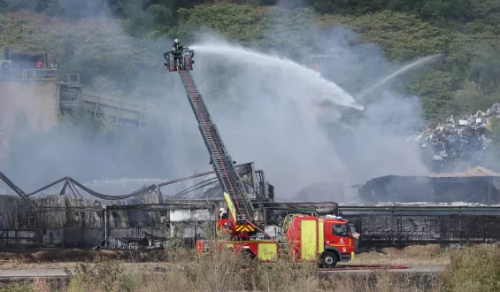 Grossbrand in Lager für Industrieabfälle in Ostfrankreich führt zu Quarantänemaßnahmen