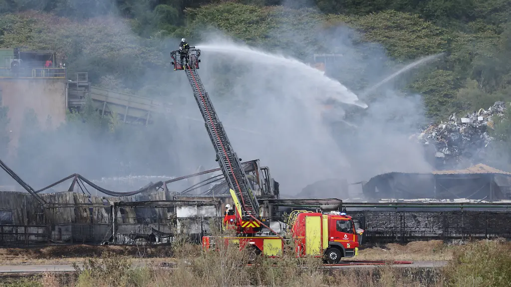 Grossbrand in Lager für Industrieabfälle in Ostfrankreich führt zu Quarantänemaßnahmen