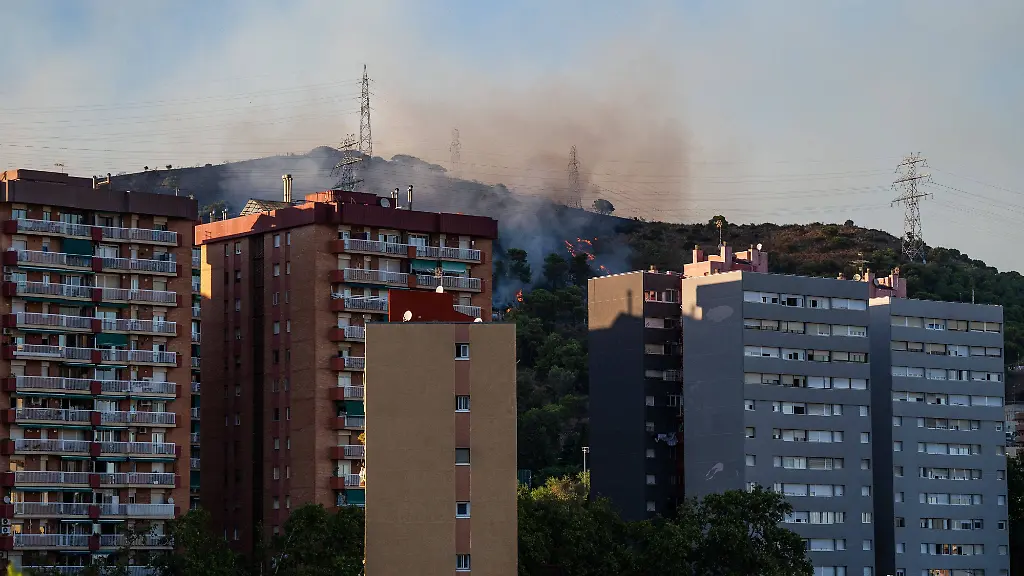 Feuer in Barcelona bedroht Wohngebiete