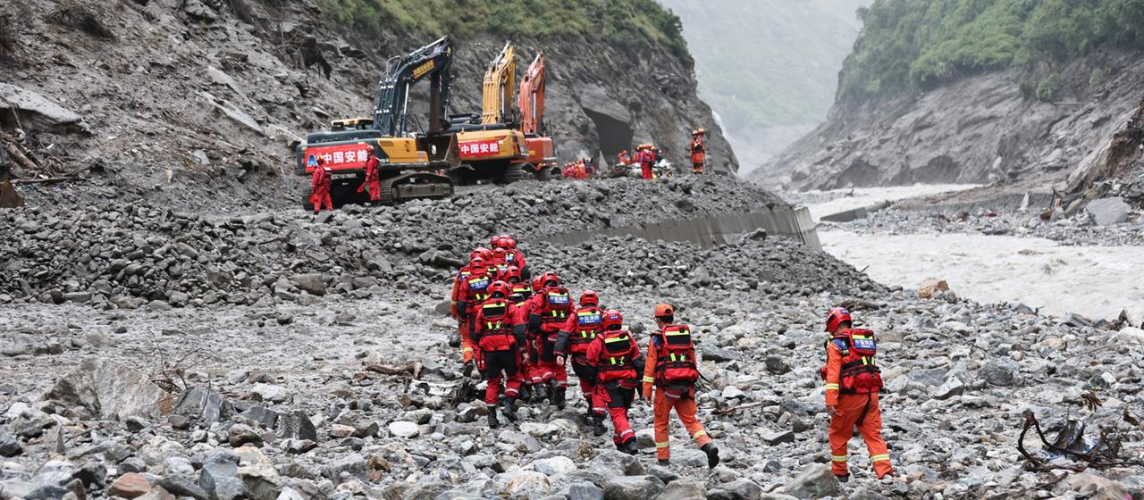 Opferzahlen steigen: Schwierige Suche nach Flutopfern im Himalaya