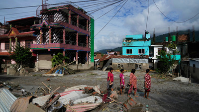 Verheerende Sturzflut in Nepal und China