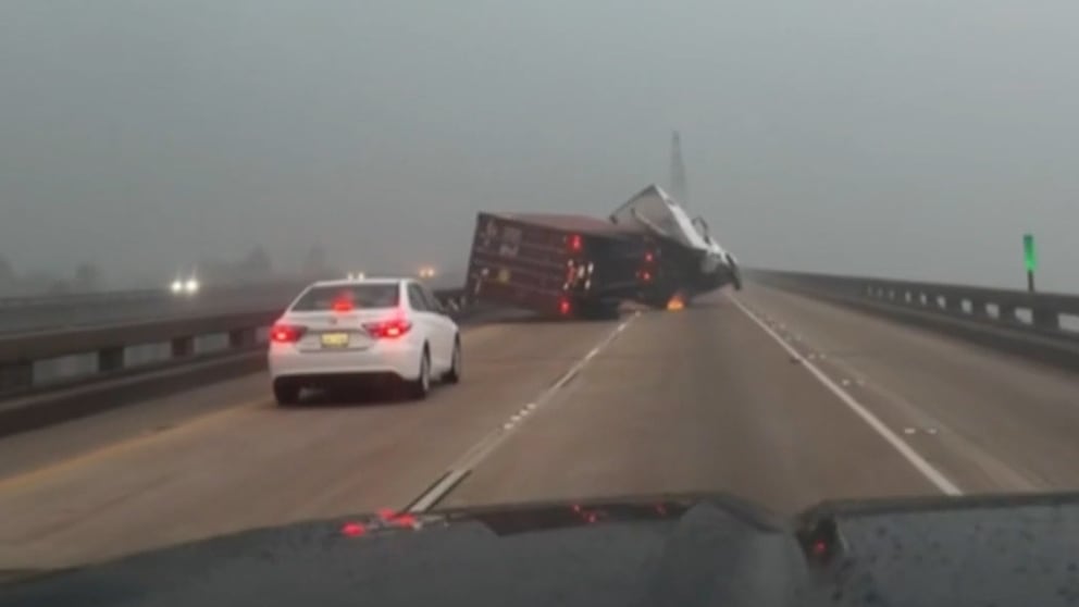 Starke Windböen kippen LKW in Louisiana um