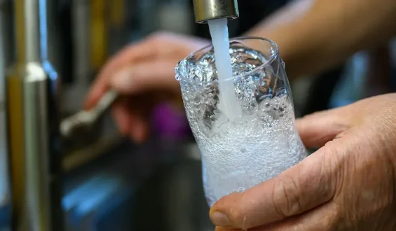 Wasser aus dem Hahn: Wann es frisch ist und wann nicht