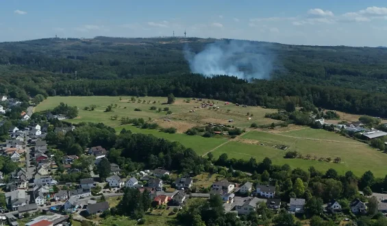 Feuerwehr stoppt Waldbrand im Westerwald knapp vor Wohnhäusern