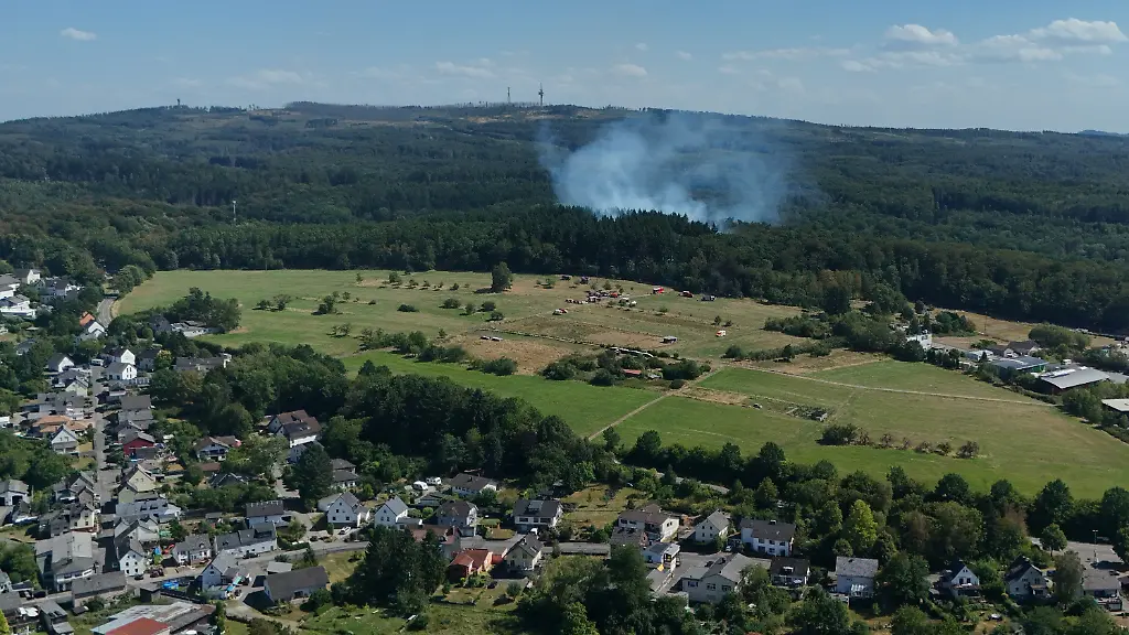 Feuerwehr stoppt Waldbrand im Westerwald knapp vor Wohnhäusern