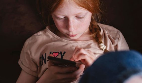 Frühe Social-Media-Nutzung und schulische Leistung