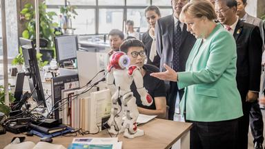 Merkels Wunsch nach KI-gesteuertem Haushaltsroboter und Gedanken zu Künstlicher Intelligenz