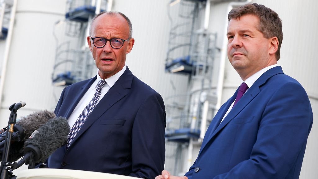 Wahlkampfbesuch in Leuna: Merz appelliert an Wähler in Sachsen-Anhalt