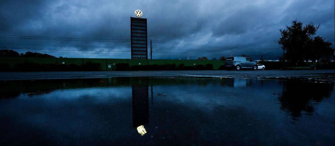 VW-Aufsichtsrat stimmt Sparplan zu: 50.000 Stellen gefährdet