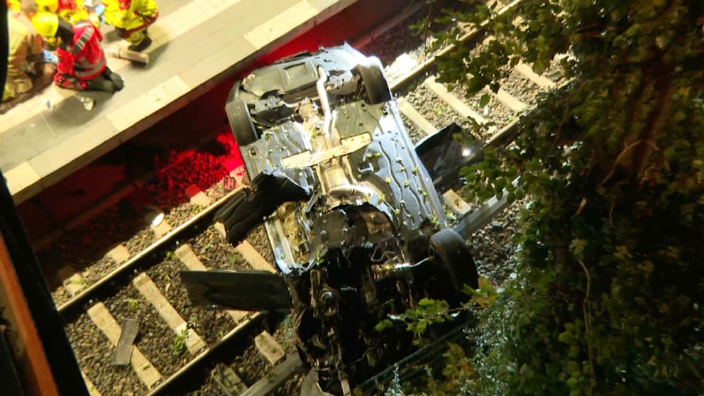 Raserunfall in Berlin: Auto stürzt sechs Meter tief auf S-Bahngleise