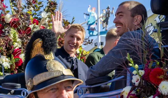 Kreislaufprobleme zwingen Münchens OB Krause bei Oktoberfest-Umzug zur Aufgabe