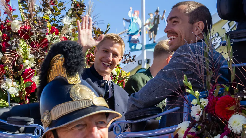 Kreislaufprobleme zwingen Münchens OB Krause bei Oktoberfest-Umzug zur Aufgabe