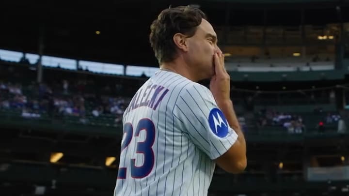 Johnny Galecki bei den Chicago Cubs: Ein bekanntes Gesicht auf dem Spielfeld