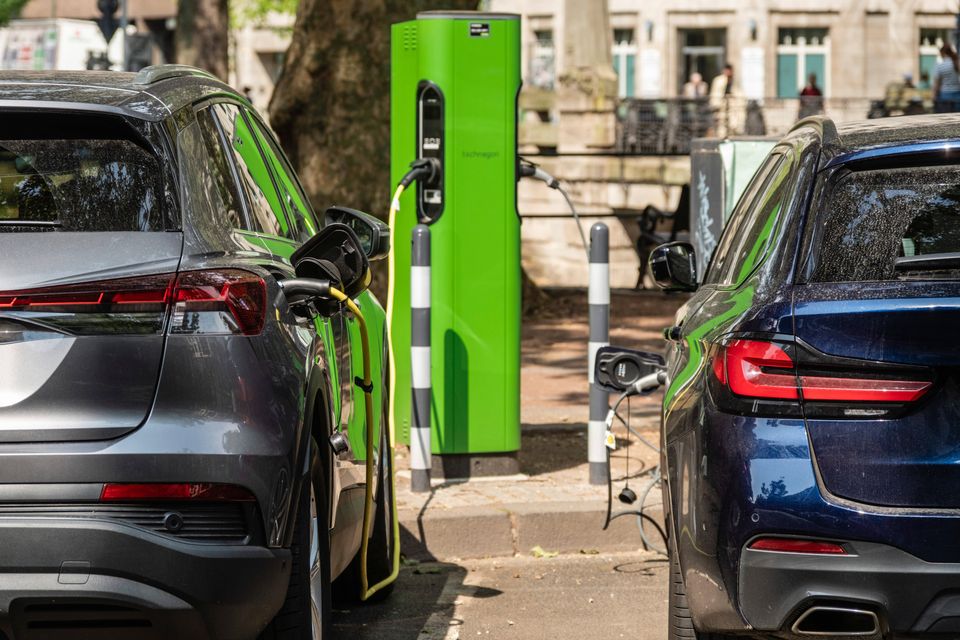Expertendiskussion zur TUM-Studie über E-Autos und Klimawirkung