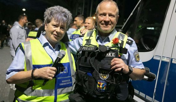 Polizei tanzt auf der Wiesn: Eine ungewöhnliche Sicherheitsstrategie