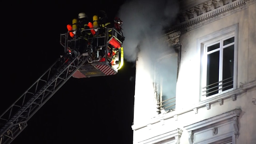 Sieben Verletzte bei Brand in leer stehendem Hotel in Hamburg
