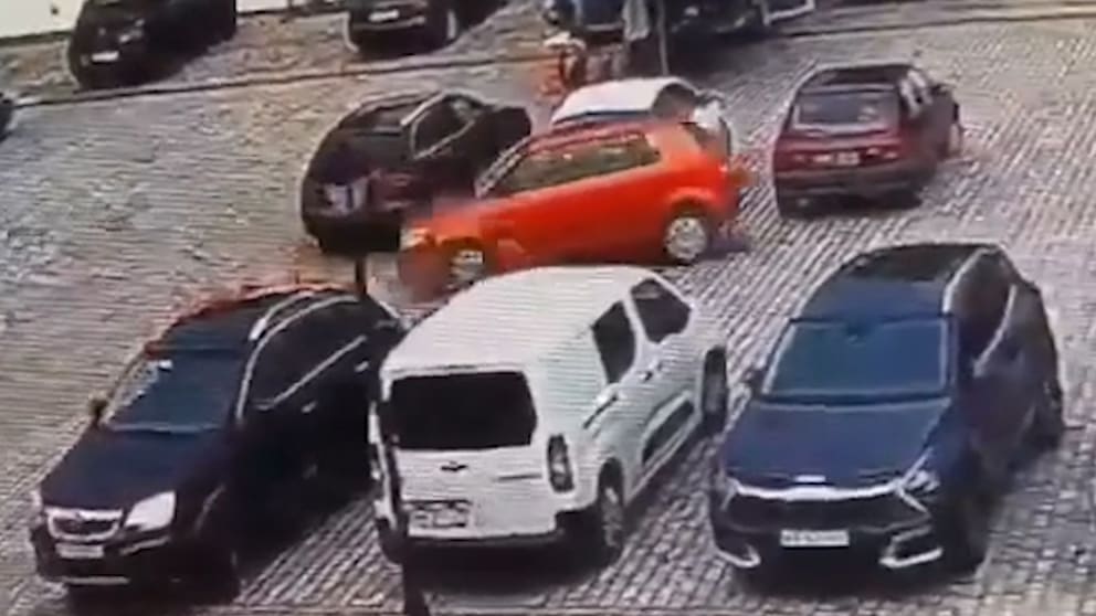 Ältere Fahrerin verursacht Chaos beim Einparken