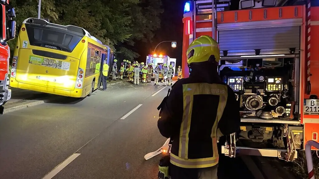 Schwerer Busunfall in Berlin: Elf Verletzte, Ein Opfer in Lebensgefahr