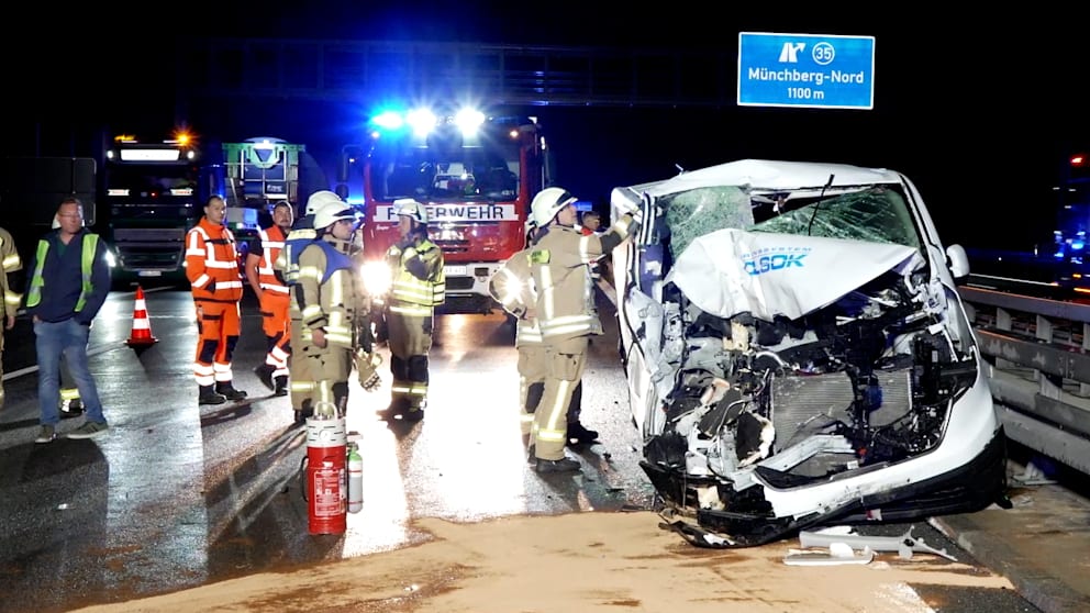 Schwerer Unfall auf A9: Kleinbus kollidiert mit Wohnmobil