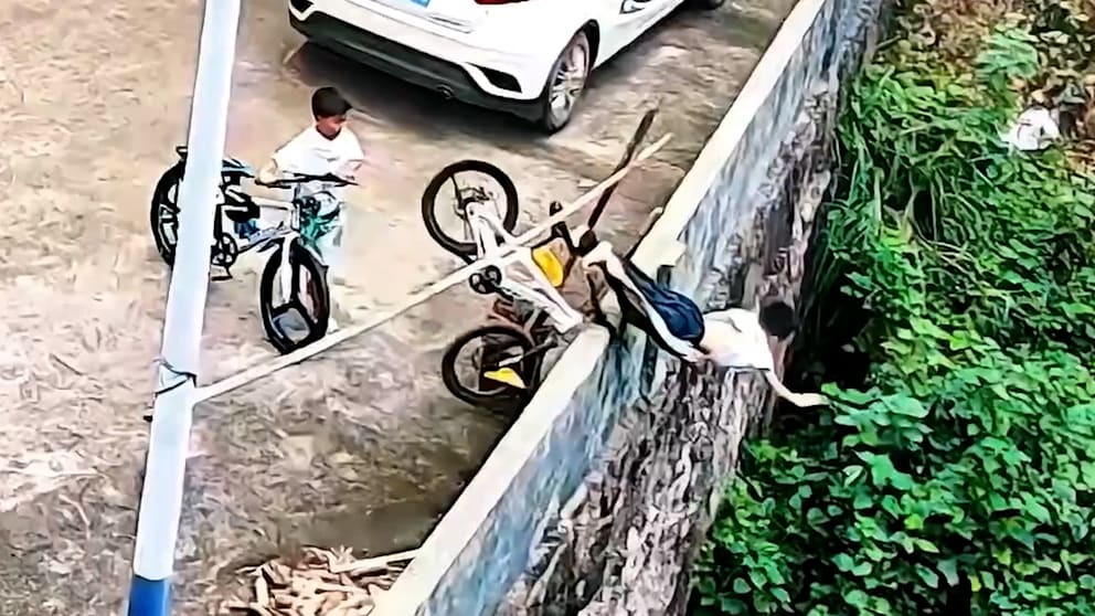Junge überlebt Drei-Meter-Sturz mit Fahrrad