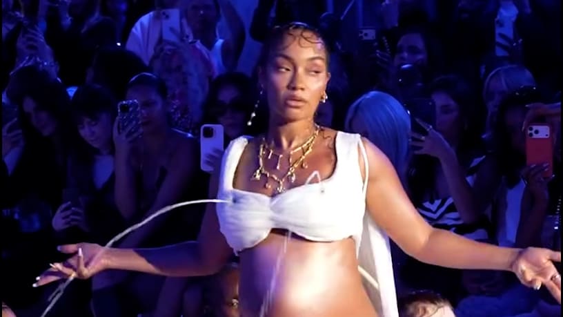 Model und Sängerin Leigh-Anne Pinnock beeindruckt bei der London Fashion Week