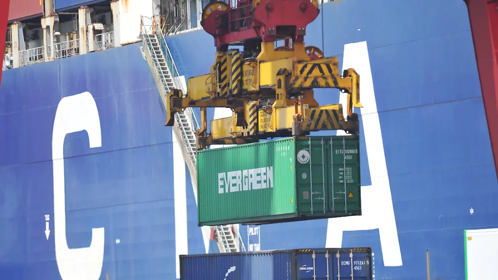 Chinas Exporte: KI-Boom und Handelsüberschuss