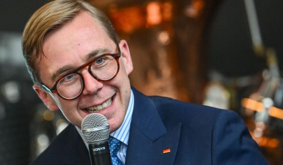 Philipp Amthor genießt Aufmerksamkeit mit Strandkorb im Kanzleramt
