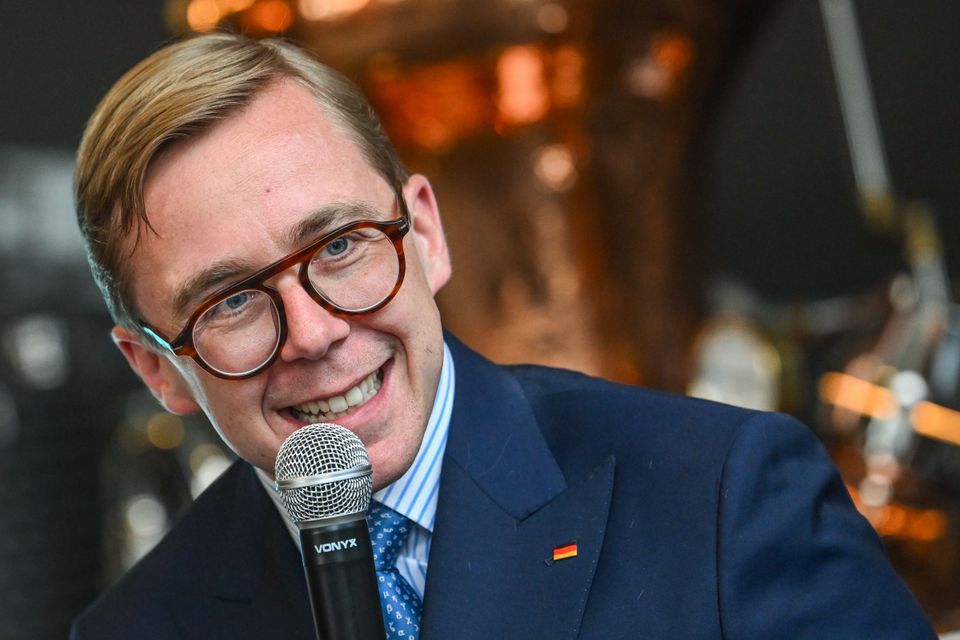 Philipp Amthor genießt Aufmerksamkeit mit Strandkorb im Kanzleramt