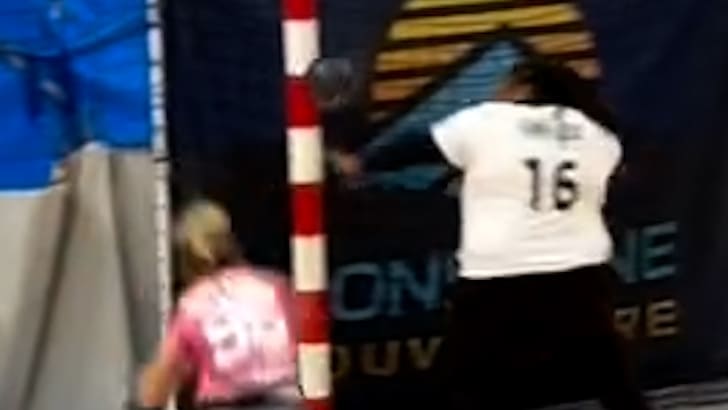 Eindrucksvolle Doppelparade einer Handball-Torhüterin