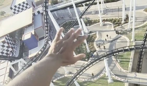 Achterbahn bleibt stecken: Fahrgäste in großer Höhe gefangen