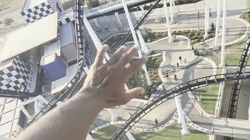 Achterbahn bleibt stecken: Fahrgäste in großer Höhe gefangen