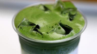 Matcha: Das beliebte japanische Grüntee-Pulver im Fokus