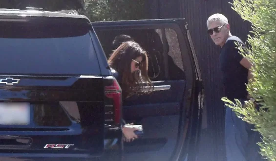 George Clooney steht Cindy Crawford in Trauer bei