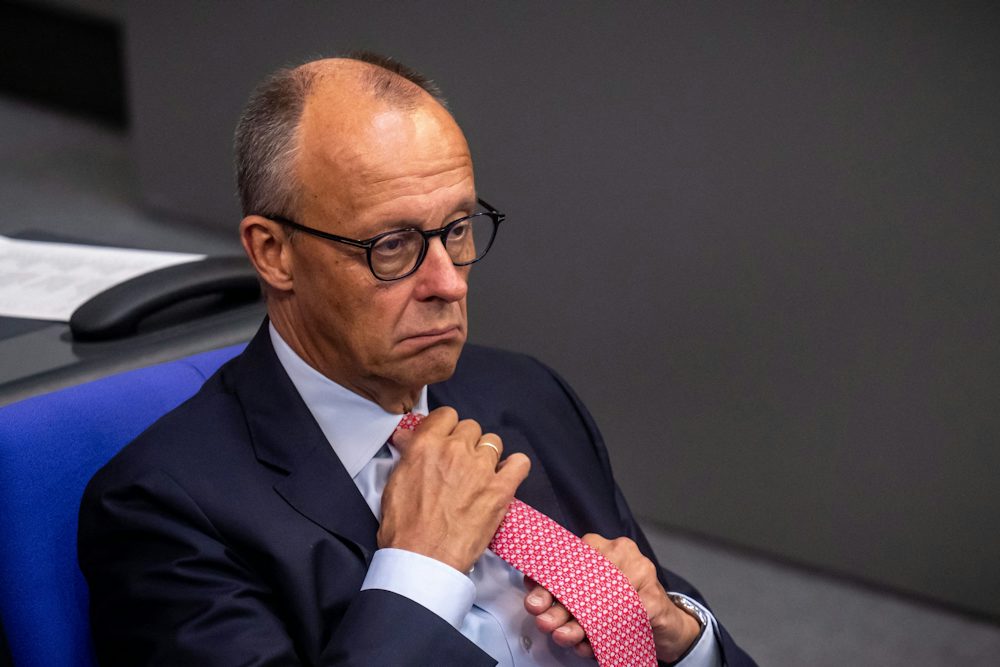Vergangenheit und Gegenwart der CDU: Ein Vergleich zwischen Merkel und Merz